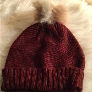 ✖️BCBG burgundy beanie w/ two-toned poof